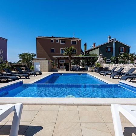 Family Friendly Apartments With A Swimming Pool Valbandon, Fazana - 2201 Stinjan Bagian luar foto