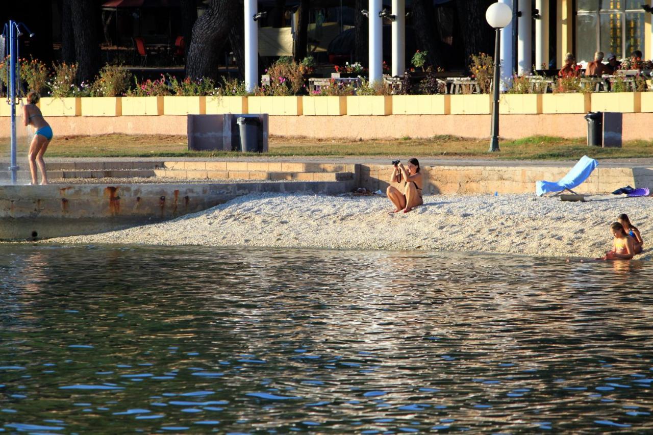Family Friendly Apartments With A Swimming Pool Valbandon, Fazana - 2201 Stinjan Bagian luar foto