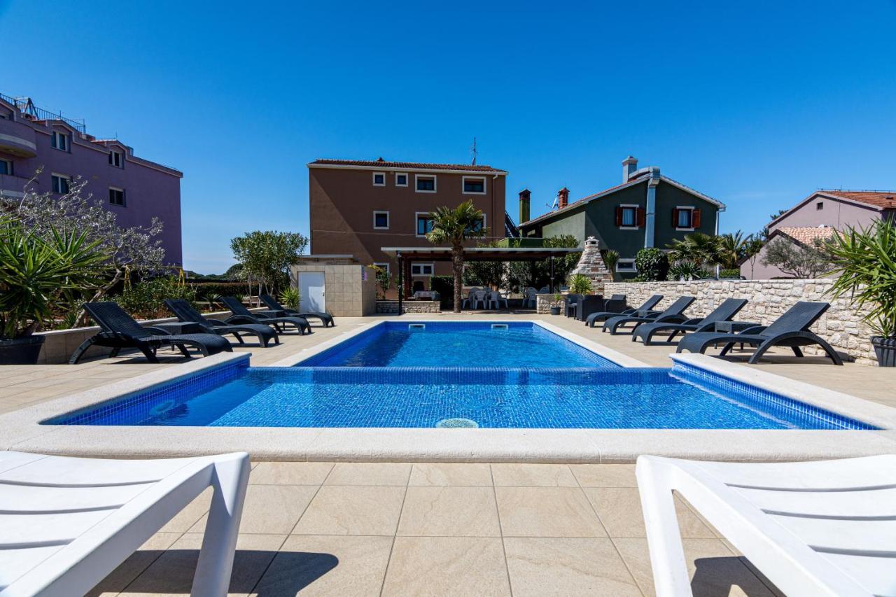 Family Friendly Apartments With A Swimming Pool Valbandon, Fazana - 2201 Stinjan Bagian luar foto