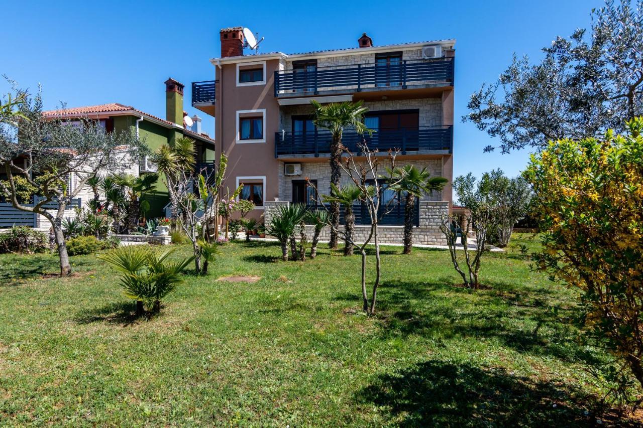 Family Friendly Apartments With A Swimming Pool Valbandon, Fazana - 2201 Stinjan Bagian luar foto