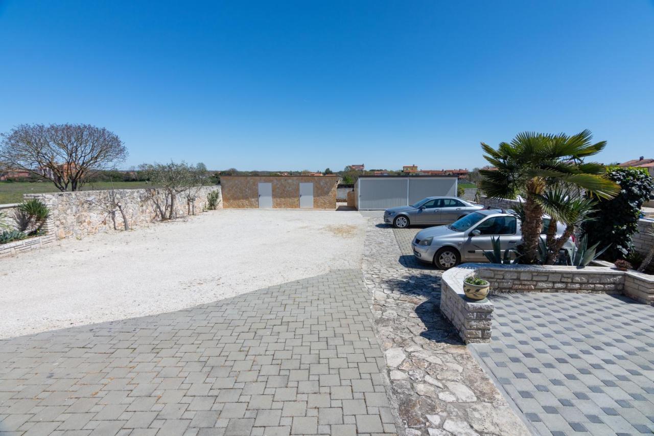 Family Friendly Apartments With A Swimming Pool Valbandon, Fazana - 2201 Stinjan Bagian luar foto
