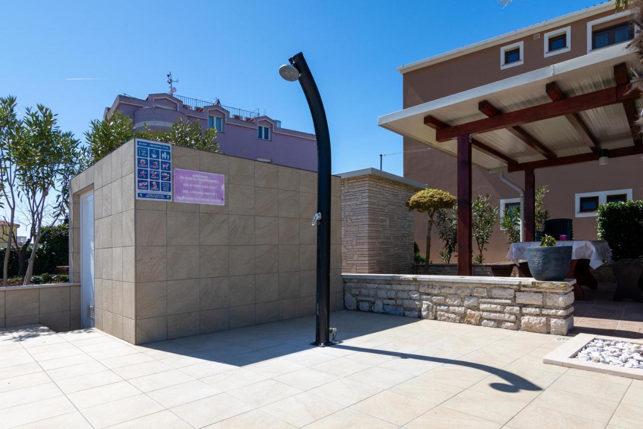 Family Friendly Apartments With A Swimming Pool Valbandon, Fazana - 2201 Stinjan Bagian luar foto