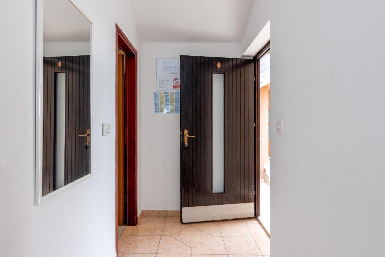 Family Friendly Apartments With A Swimming Pool Valbandon, Fazana - 2201 Stinjan Bagian luar foto