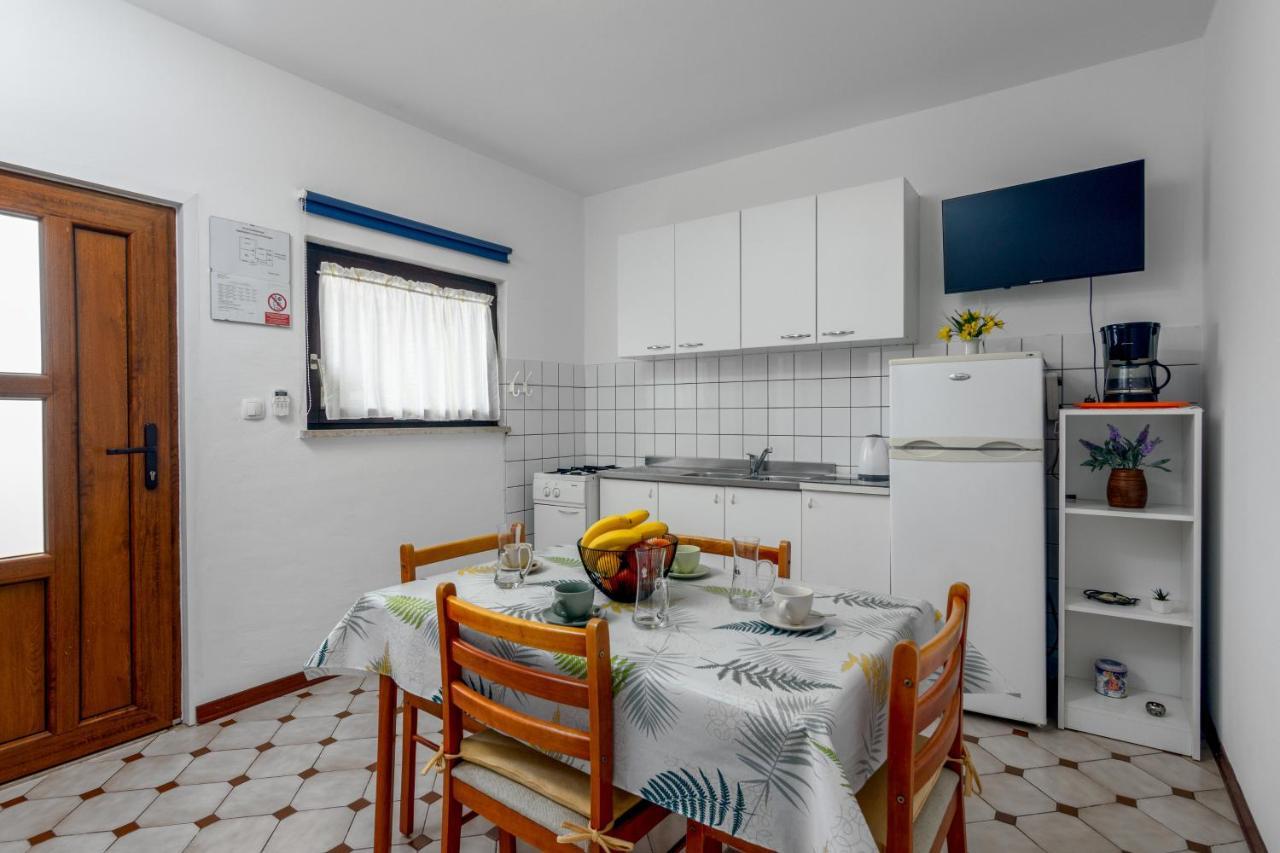 Family Friendly Apartments With A Swimming Pool Valbandon, Fazana - 2201 Stinjan Bagian luar foto