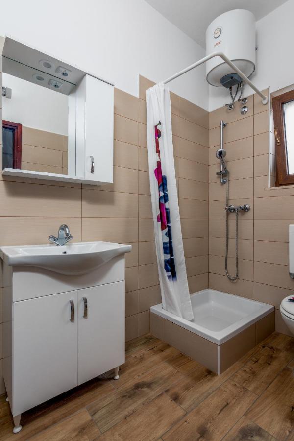 Family Friendly Apartments With A Swimming Pool Valbandon, Fazana - 2201 Stinjan Bagian luar foto