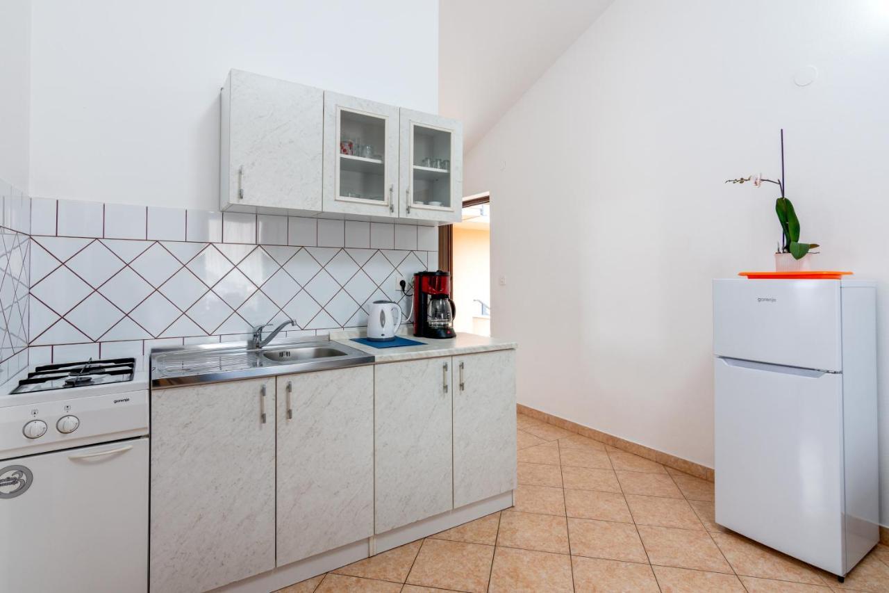 Family Friendly Apartments With A Swimming Pool Valbandon, Fazana - 2201 Stinjan Bagian luar foto