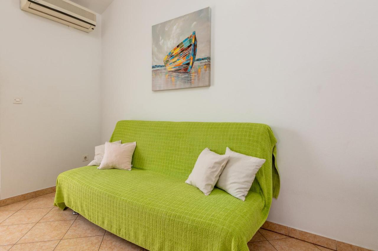 Family Friendly Apartments With A Swimming Pool Valbandon, Fazana - 2201 Stinjan Bagian luar foto
