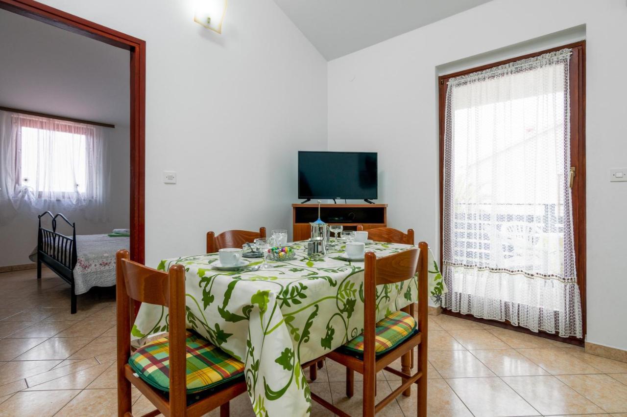 Family Friendly Apartments With A Swimming Pool Valbandon, Fazana - 2201 Stinjan Bagian luar foto