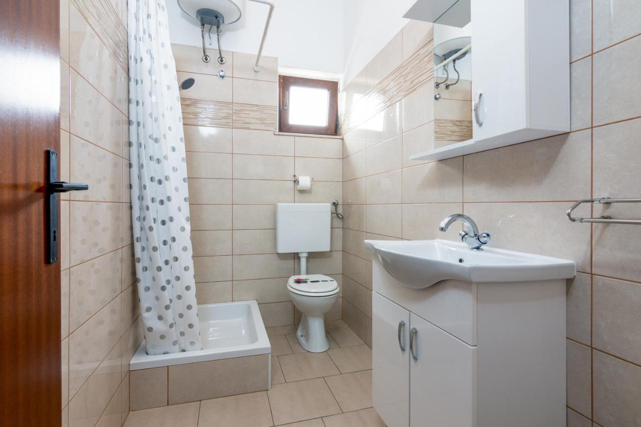 Family Friendly Apartments With A Swimming Pool Valbandon, Fazana - 2201 Stinjan Bagian luar foto
