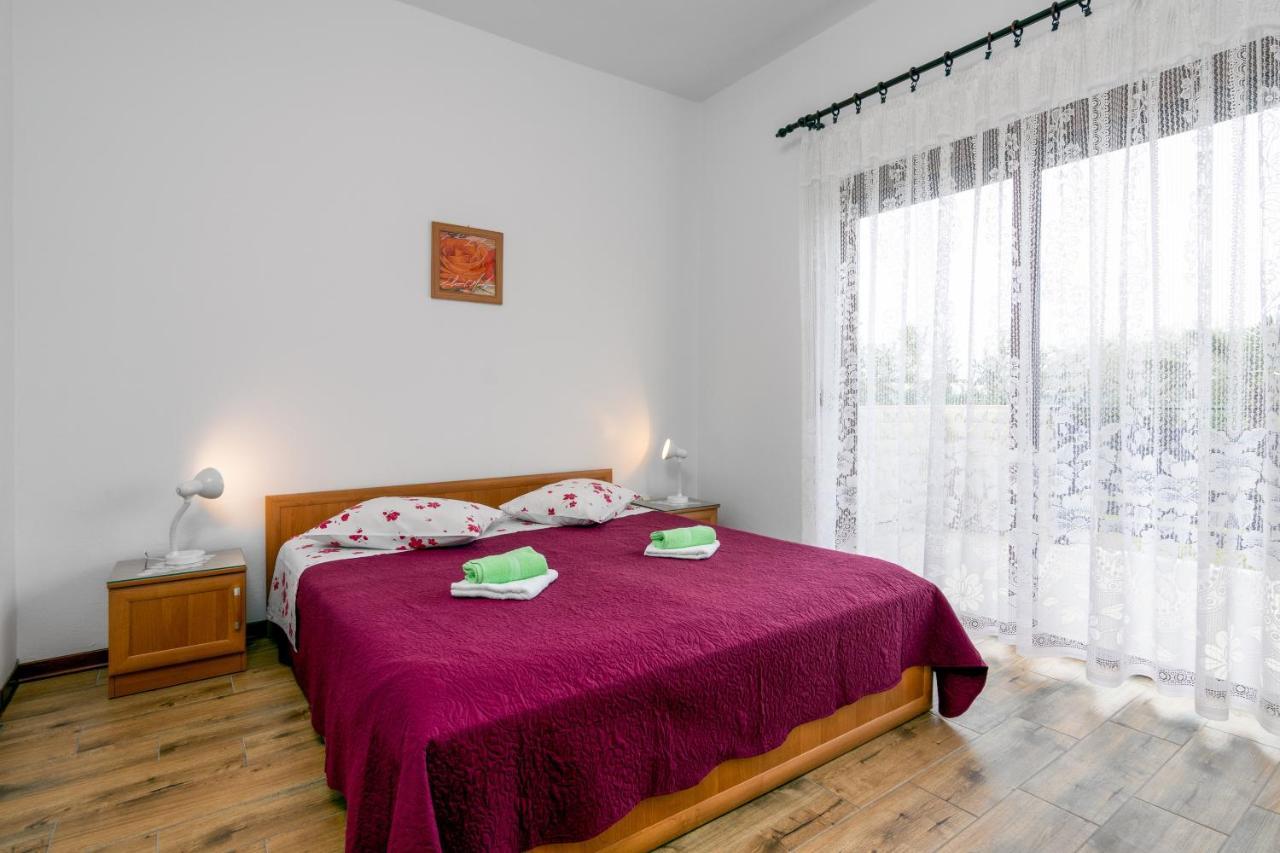 Family Friendly Apartments With A Swimming Pool Valbandon, Fazana - 2201 Stinjan Bagian luar foto