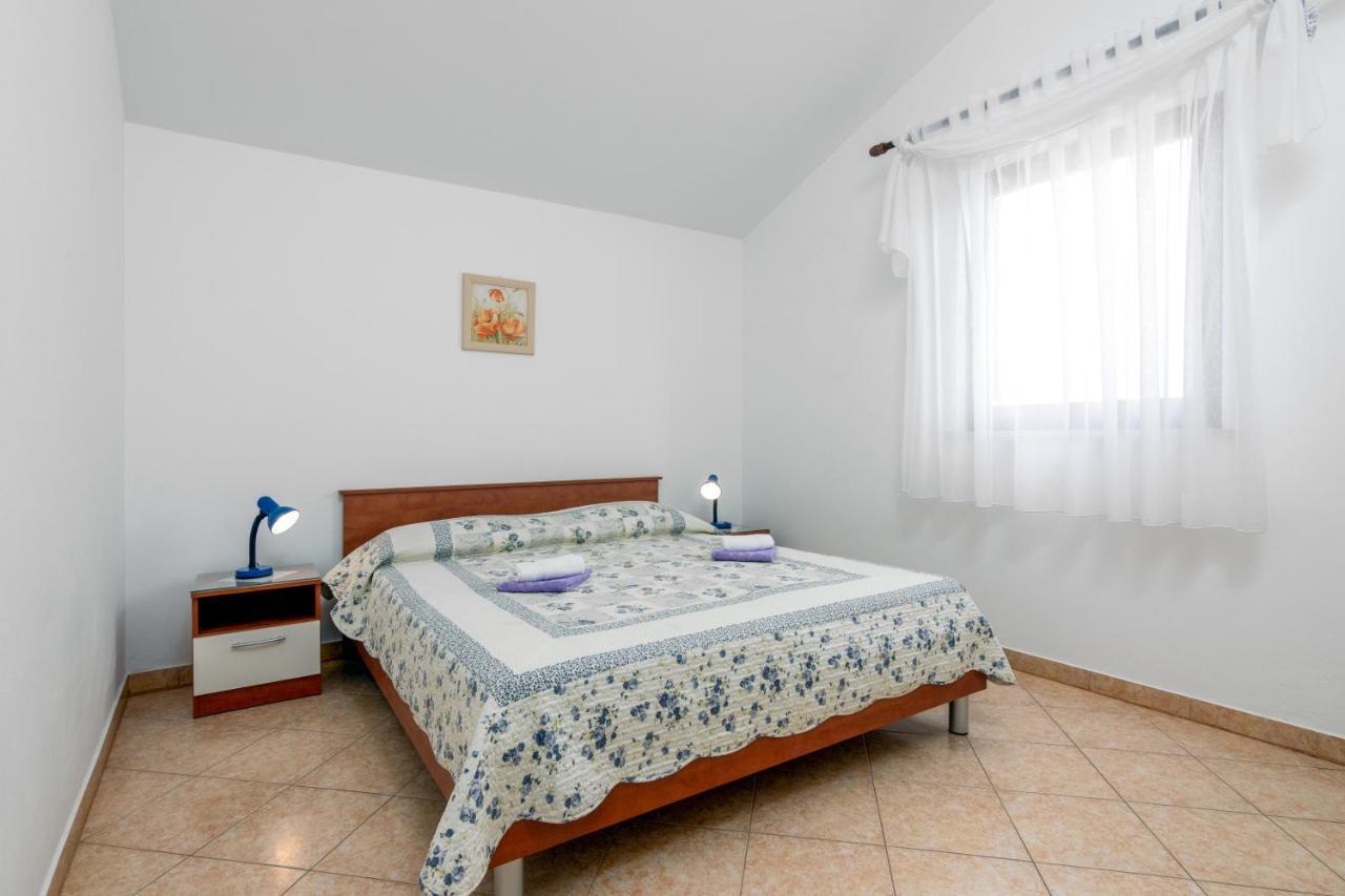 Family Friendly Apartments With A Swimming Pool Valbandon, Fazana - 2201 Stinjan Bagian luar foto