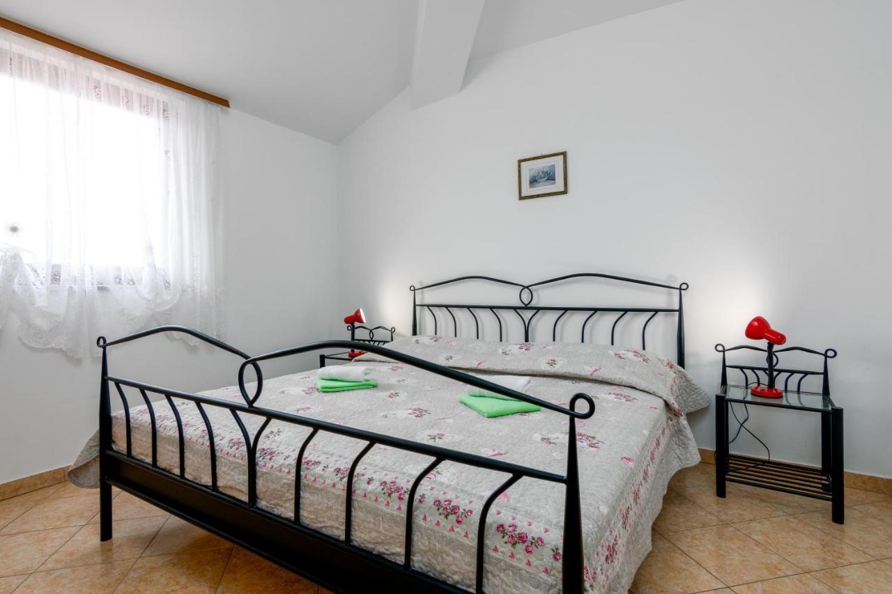 Family Friendly Apartments With A Swimming Pool Valbandon, Fazana - 2201 Stinjan Bagian luar foto