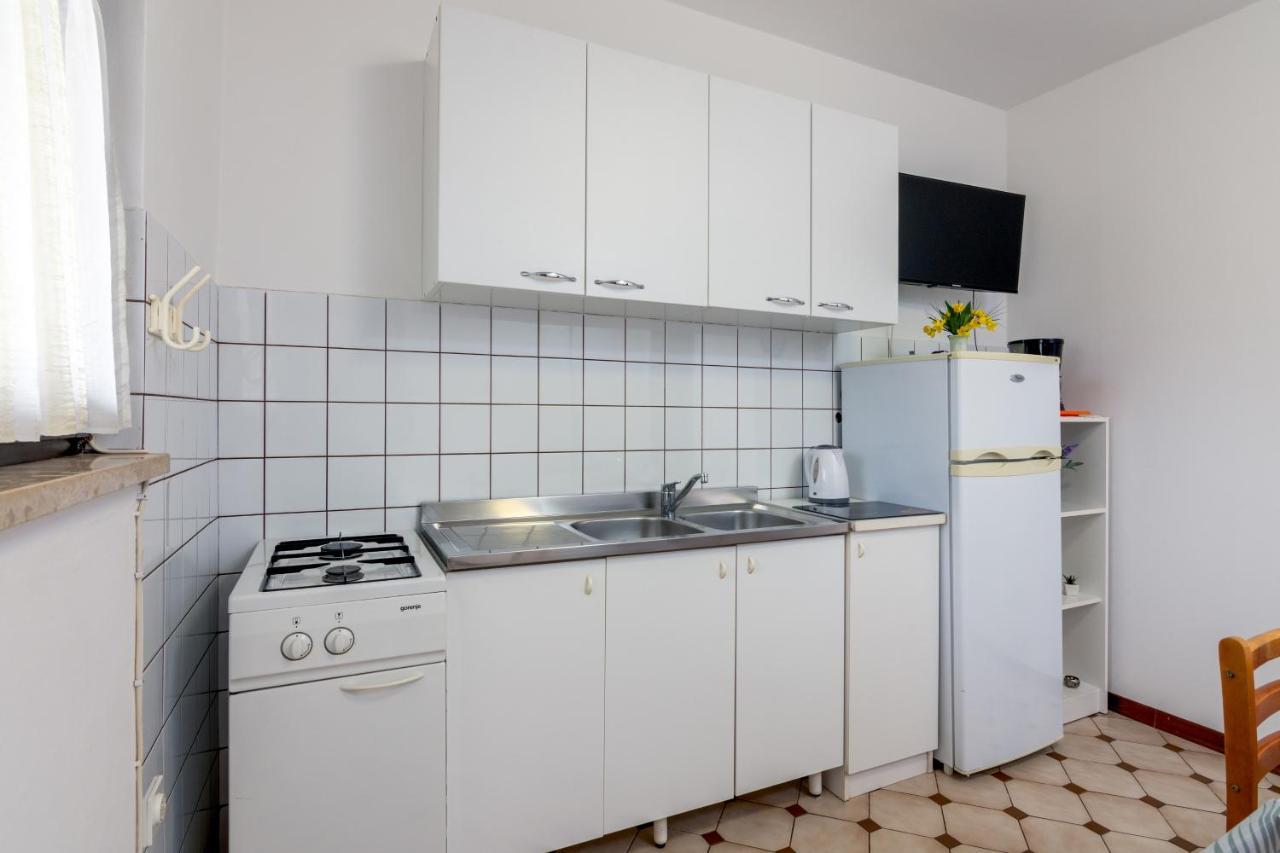 Family Friendly Apartments With A Swimming Pool Valbandon, Fazana - 2201 Stinjan Bagian luar foto
