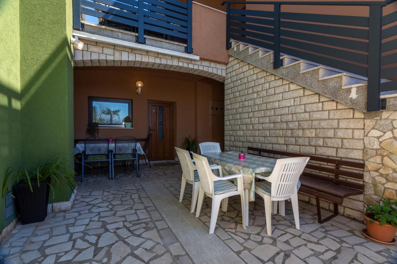 Family Friendly Apartments With A Swimming Pool Valbandon, Fazana - 2201 Stinjan Bagian luar foto