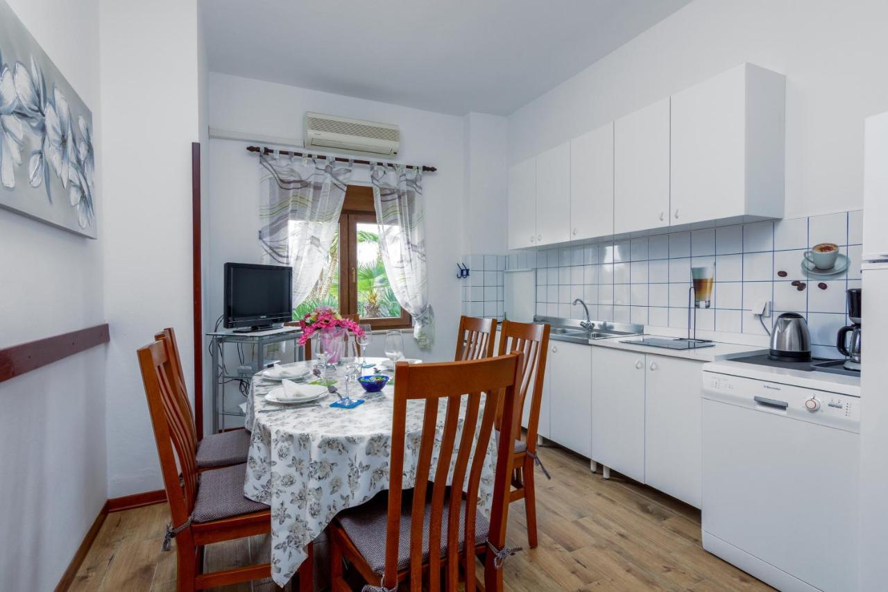 Family Friendly Apartments With A Swimming Pool Valbandon, Fazana - 2201 Stinjan Bagian luar foto