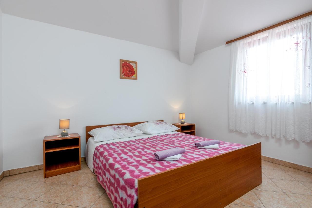 Family Friendly Apartments With A Swimming Pool Valbandon, Fazana - 2201 Stinjan Bagian luar foto