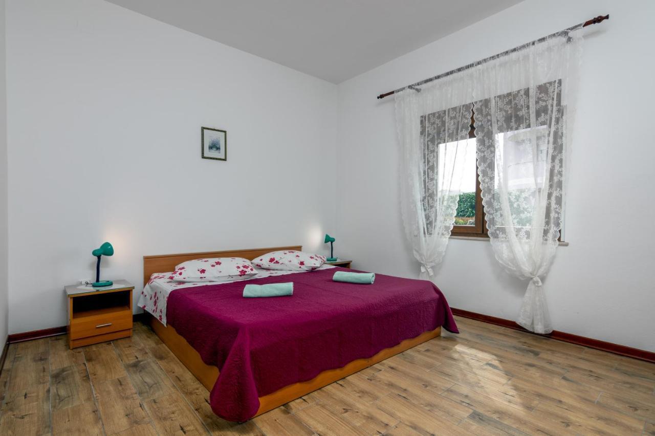 Family Friendly Apartments With A Swimming Pool Valbandon, Fazana - 2201 Stinjan Bagian luar foto
