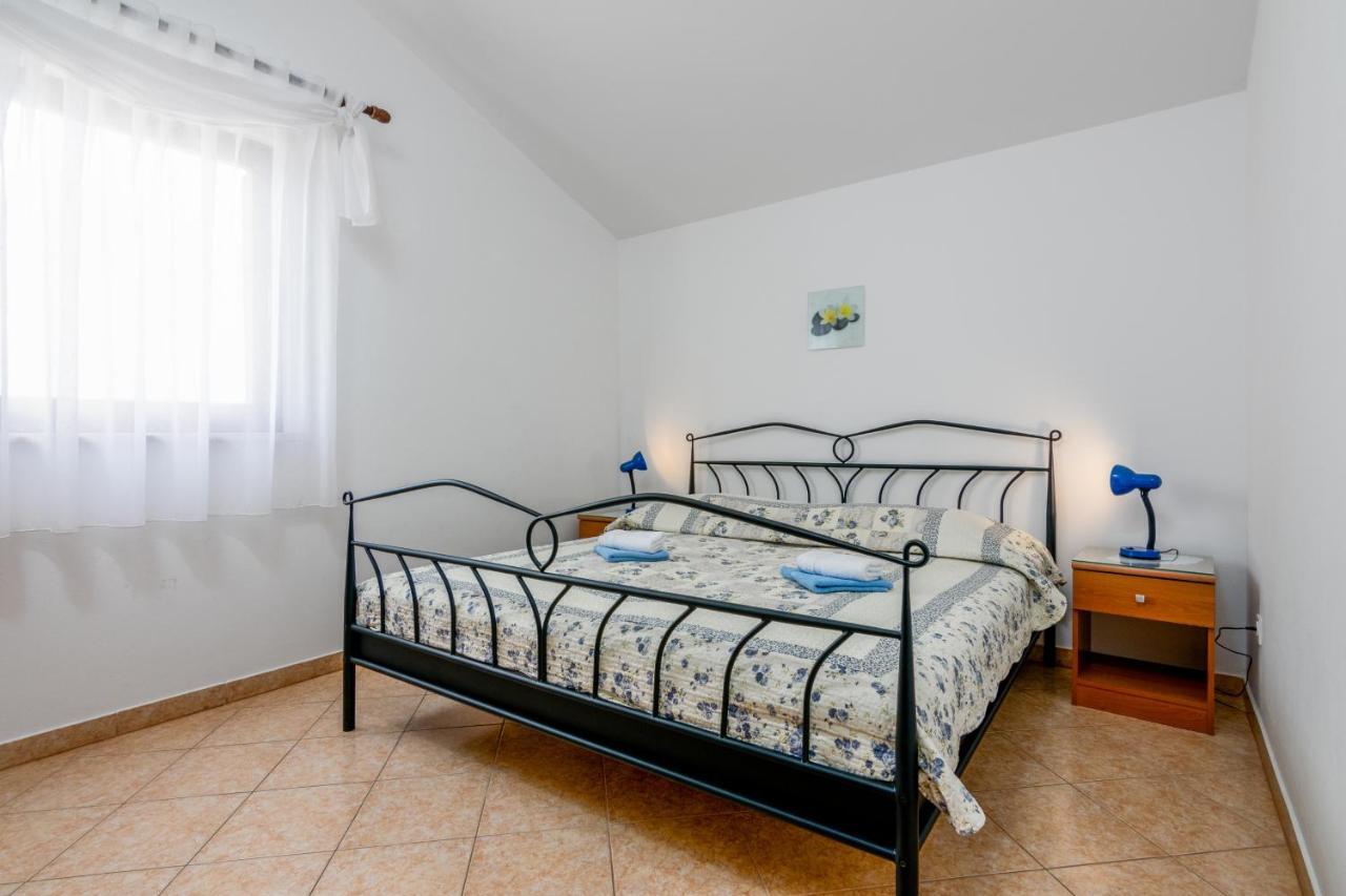 Family Friendly Apartments With A Swimming Pool Valbandon, Fazana - 2201 Stinjan Bagian luar foto